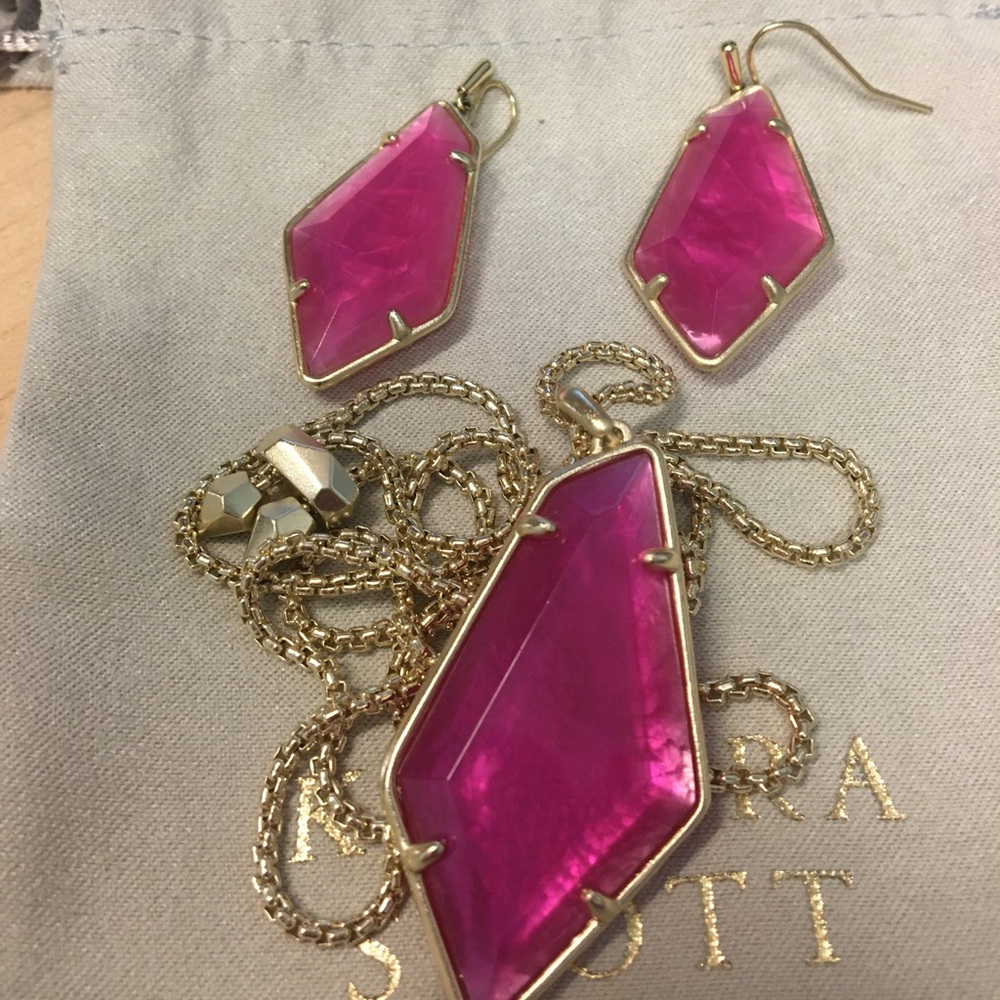 ❌❌SOLD❌❌Kendra Scott pink set